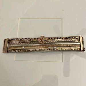 rose gold bracelet never been wore and so cute perfect for summer!!